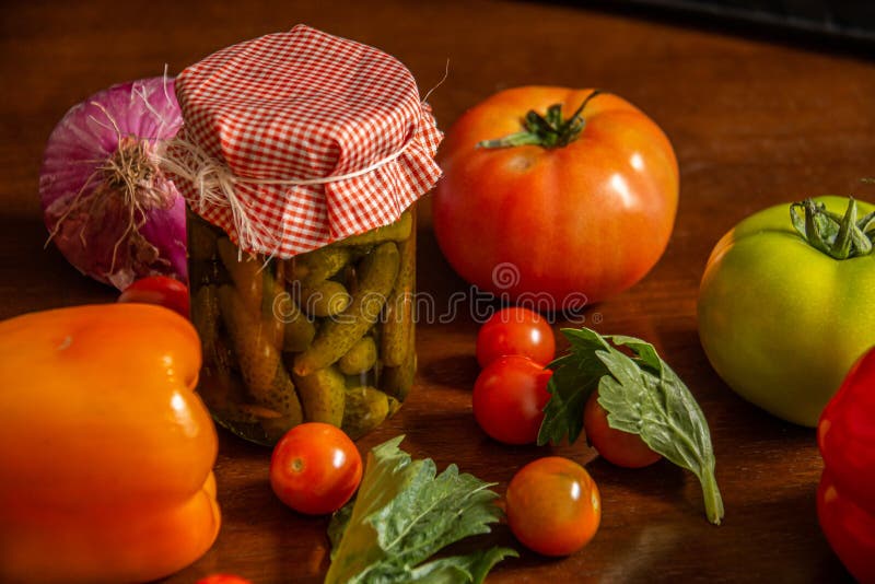 In Essig eingelegt und Gemüse wie Tomaten, Kirschtomaten stockbild In Essig eingelegt und Gemüse wie Tomaten, Kirschtomaten stockbild