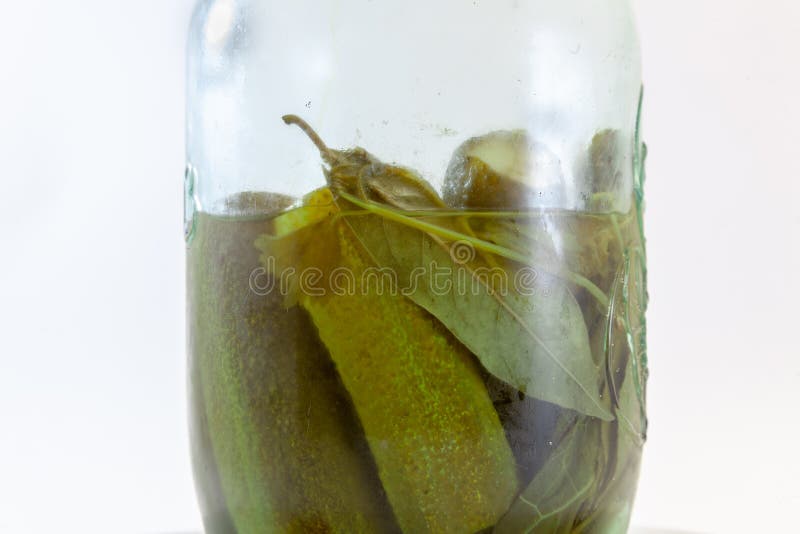 In Essig eingelegte Gurken in einem Glasgefäß lokalisiert auf weißem Hintergrund stockfotos In Essig eingelegte Gurken in einem Glasgefäß lokalisiert auf weißem Hintergrund stockfotos