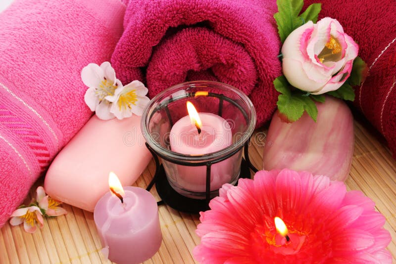 Essuie-main, savons, fleurs, bougies photo stock Essuie-main, savons, fleurs, bougies photo stock