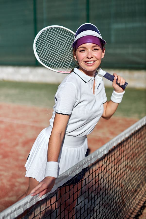 Está Para Jugar. Mujer Sexy Y Hermosa Positiva En Ropa Deportiva Sosteniendo Raqueta De Tenis Imagen de archivo - Imagen de falda, raqueta: 227833155