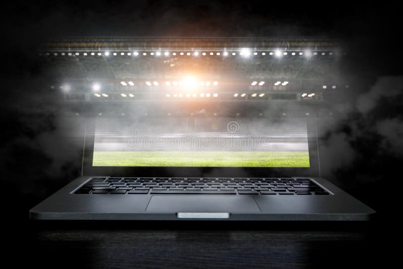 Um holograma de um jogador de futebol correndo para fora de um notebook,  tela de laptop. o conceito de apostas esportivas, futebol, jogos de azar,  transmissão online de futebol.