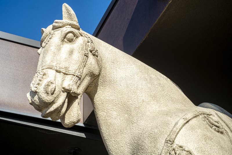 Estátua De Cavalo Em Frente a Um Céu Nublado Foto de Stock