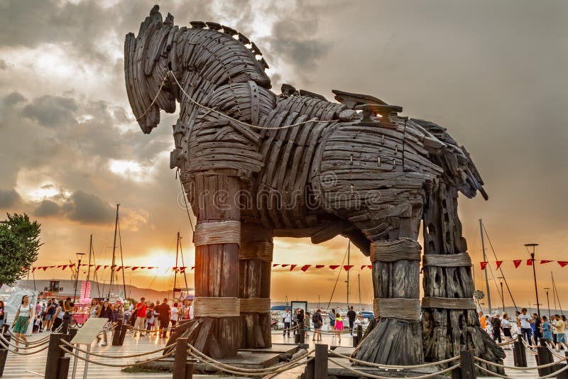 Estátua De Cavalo De Troia De Madeira Simbólica No Centro Da