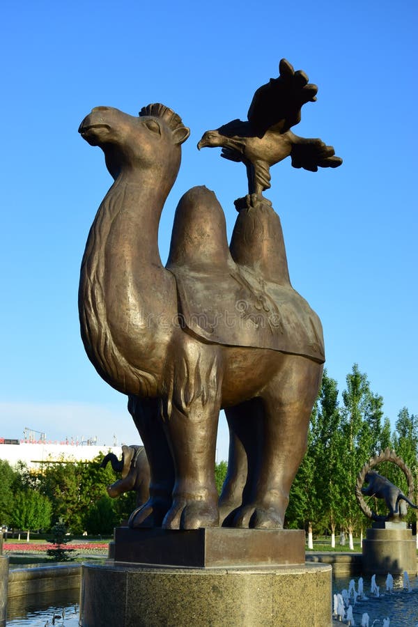 Estátua Do Metal Que Caracteriza Um Camelo Em Astana Foto Editorial -  Imagem de camelo, estátua: 41733586