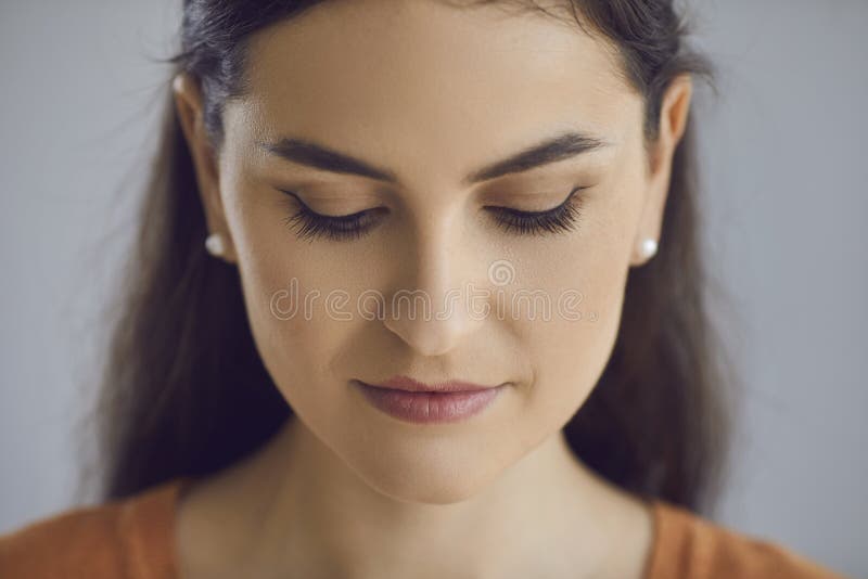 Close-up vista dos olhos de mulher bonita com uma maquiagem