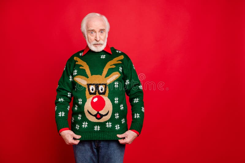 Est-ce que c'est drôle, c'est moche de me rabattre ? Portrait du vieil homme contrarié négatif obtenir la tradition hivernale de images stock Est-ce que c'est drôle, c'est moche de me rabattre ? Portrait du vieil homme contrarié négatif obtenir la tradition hivernale de images stock