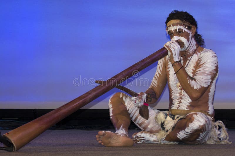 L'acteur D'aborigène Exécute La Musique Avec L'instrument De Musique