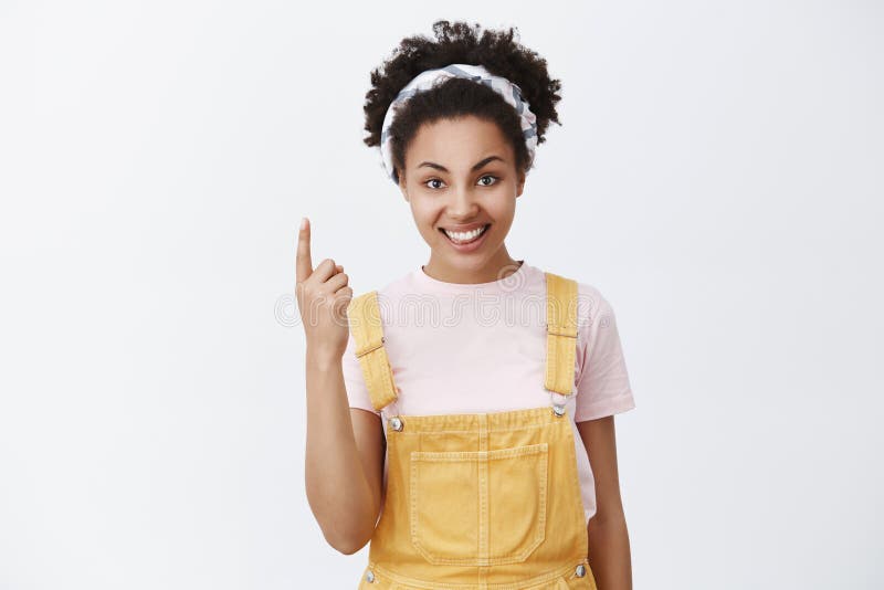 On est pour mon amour vrai Portrait de client féminin beau avec du charme dans les combinaisons jaunes et l'apparence mignonne de photo libre de droits On est pour mon amour vrai Portrait de client féminin beau avec du charme dans les combinaisons jaunes et l'apparence mignonne de photo libre de droits