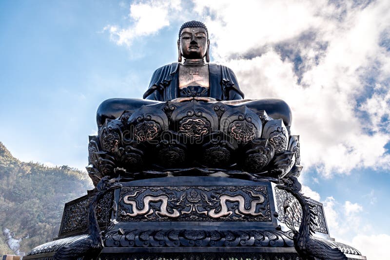Est?tua gigante de buddha na parte superior de nuvem do pico de montanha de Fansipan, da opini?o bonita do contexto de c?u azul e fotografia de stock Est?tua gigante de buddha na parte superior de nuvem do pico de montanha de Fansipan, da opini?o bonita do contexto de c?u azul e fotografia de stock
