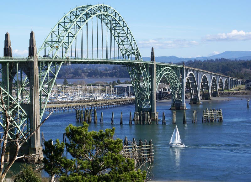 A ponte de YaquinaBay em Newport, Oregon.