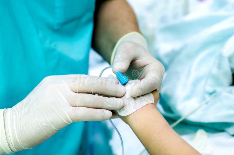 Estabelecimento de um cateter venoso periférico para infusões intravenosas fotografia de stock Estabelecimento de um cateter venoso periférico para infusões intravenosas fotografia de stock