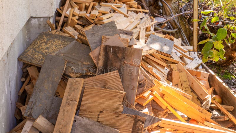Estacas de madeira e madeira para lenha ou para remoção de lixo numa pilha Útil para projetos de reciclagem ou lenha, como