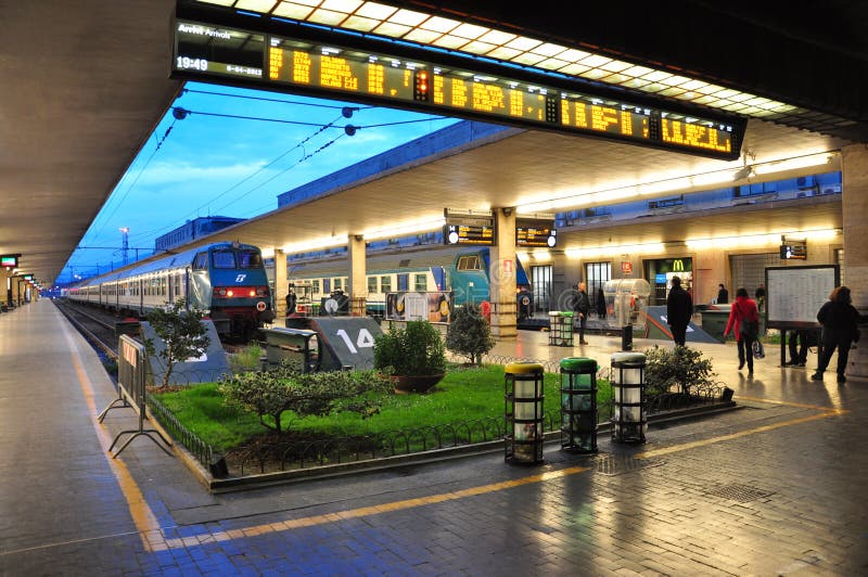 Calma ingeniero predicción Estación De Tren En Florencia Fotografía editorial - Imagen de tren,  plataforma: 32233917