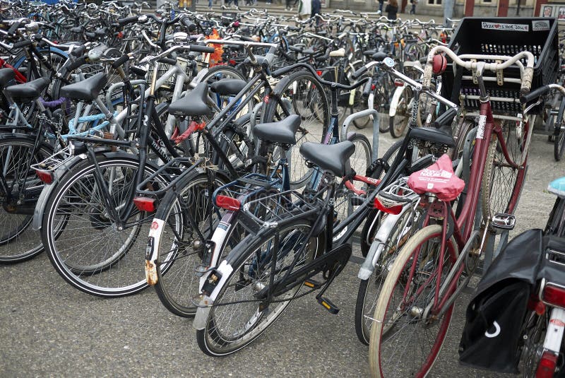 Estacionamento da bicicleta em Amsterdão Noord imagens de stock Estacionamento da bicicleta em Amsterdão Noord imagens de stock
