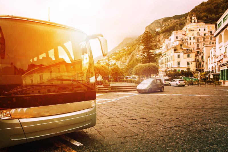Estacionamento do ônibus de turista na praça da cidade da costa de amalfi a mais popular foto de stock royalty free Estacionamento do ônibus de turista na praça da cidade da costa de amalfi a mais popular foto de stock royalty free