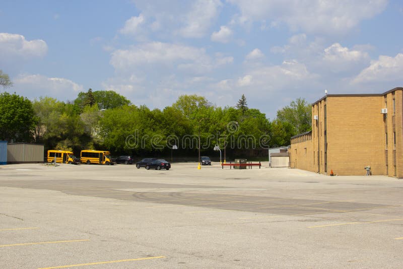 Estacionamento escolar vazio
