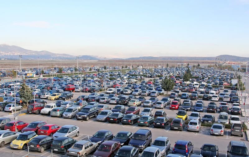 Estacionamiento por completo de coches foto de archivo Estacionamiento por completo de coches foto de archivo