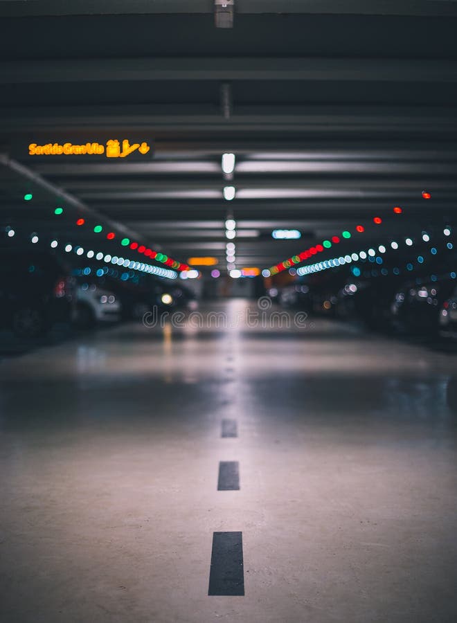 Estacionamiento subterr?neo interior con el tiro bajo borroso y la perspectiva del fondo imagenes de archivo Estacionamiento subterr?neo interior con el tiro bajo borroso y la perspectiva del fondo imagenes de archivo