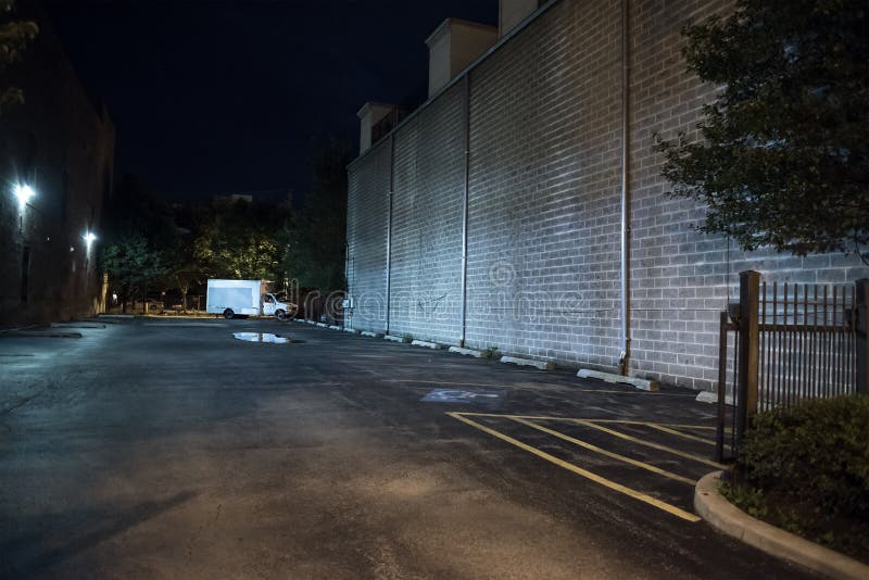 Estacionamiento urbano céntrico vacío oscuro y asustadizo de la ciudad en la noche imagen de archivo Estacionamiento urbano céntrico vacío oscuro y asustadizo de la ciudad en la noche imagen de archivo