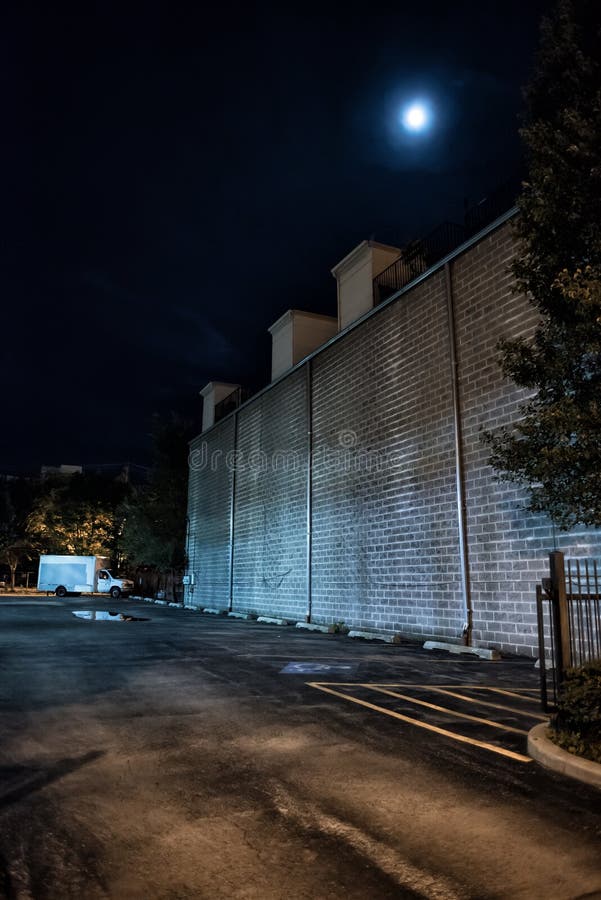 Estacionamiento urbano céntrico vacío oscuro y asustadizo de la ciudad en la noche fotos de archivo Estacionamiento urbano céntrico vacío oscuro y asustadizo de la ciudad en la noche fotos de archivo