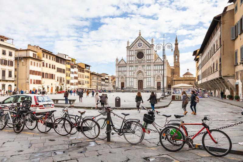 Estacionamiento y gente de la bicicleta en la plaza Santa Croce imagen de archivo libre de regalías Estacionamiento y gente de la bicicleta en la plaza Santa Croce imagen de archivo libre de regalías