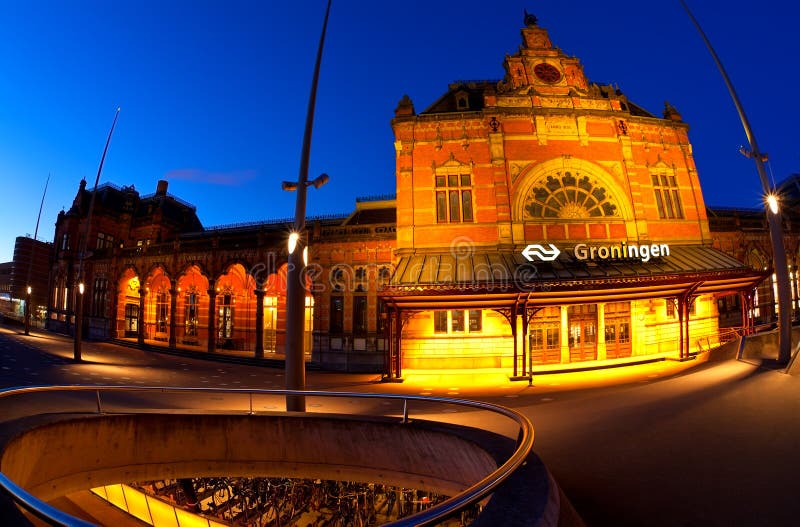 Estación central en Groninga en oscuridad fotografía de archivo libre de regalías Estación central en Groninga en oscuridad fotografía de archivo libre de regalías