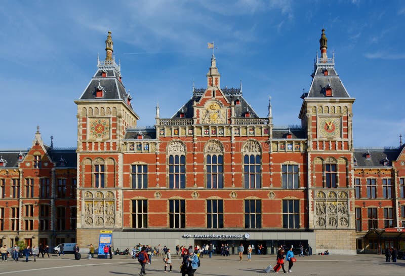 Fachada De La Estación De Ferrocarril Central En Amsterdam Foto
