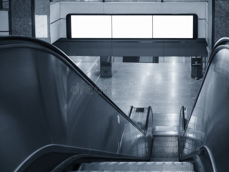 Estación de metro de la exhibición de los medios de la señalización de la bandera de la cartelera imágenes de archivo libres de regalías Estación de metro de la exhibición de los medios de la señalización de la bandera de la cartelera imágenes de archivo libres de regalías