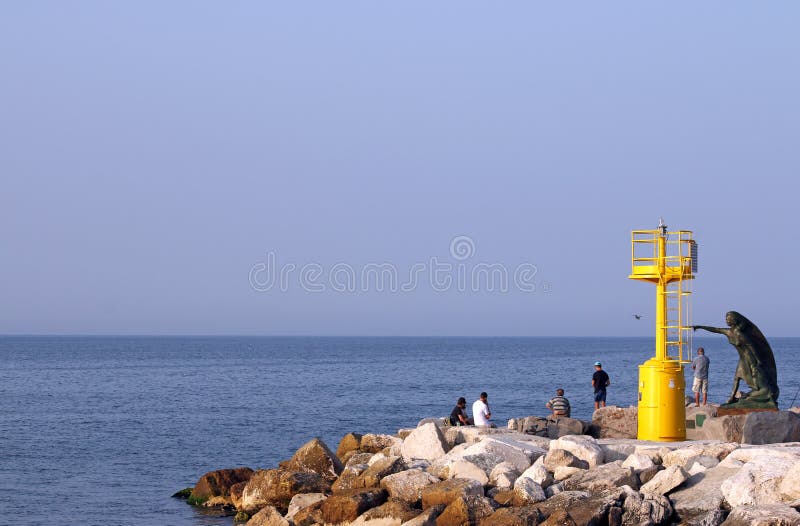 Estación de verano de Rímini del monumento del faro y de la mujer fotografía de archivo libre de regalías Estación de verano de Rímini del monumento del faro y de la mujer fotografía de archivo libre de regalías