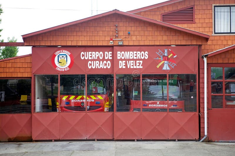 Estación del ` s del cuerpo de bomberos en Curaco de Velez, isla de Quinchao, Chile foto de archivo Estación del ` s del cuerpo de bomberos en Curaco de Velez, isla de Quinchao, Chile foto de archivo