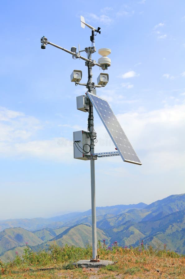Estación meteorológica automática autónoma en las montañas imagenes de archivo Estación meteorológica automática autónoma en las montañas imagenes de archivo