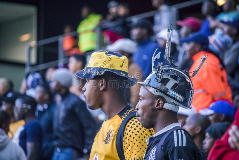 ESTADIO de CAPE TOWN, SURÁFRICA, el 12 de mayo de 2018 - partidarios surafricanos diversos del rival del fútbol que miran el part imagenes de archivo ESTADIO de CAPE TOWN, SURÁFRICA, el 12 de mayo de 2018 - partidarios surafricanos diversos del rival del fútbol que miran el part imagenes de archivo