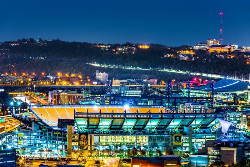 Estadio de Heinz Field por noche imagen de archivo Estadio de Heinz Field por noche imagen de archivo