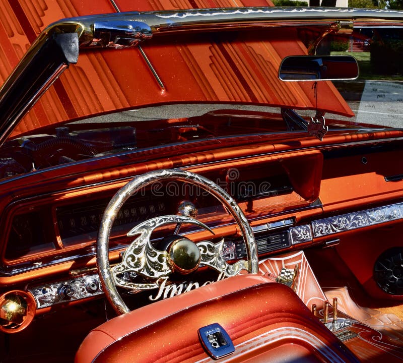  Estados Unidos De Fresno, Octubre De     Cierre De Un Volante De Dirección De Los Años   Clásico Impala Chevy Naranja Brillant Imagen de archivo editorial