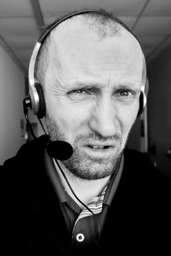 Estafador con auriculares telefónicos está a punto de engañar y robar los datos confidenciales y bancarios de las víctimas. fotografía de archivo