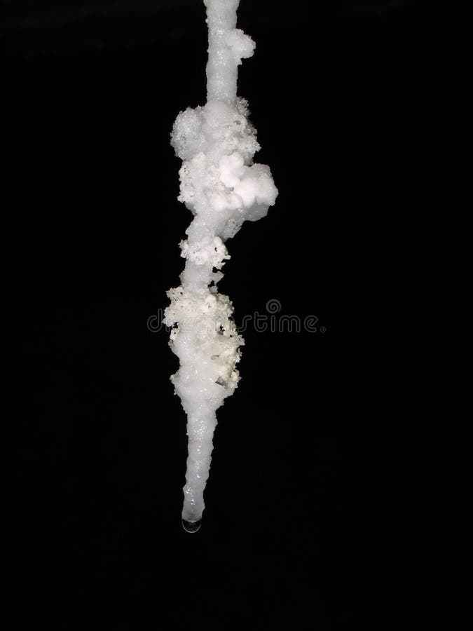 Estalactita de la sal con gota del agua fotografía de archivo Estalactita de la sal con gota del agua fotografía de archivo