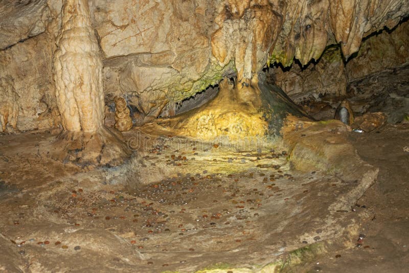 Estalactitas y estalagmitas en la cueva de Valea Cetatii, Rasnov, Rumanía imagen de archivo libre de regalías Estalactitas y estalagmitas en la cueva de Valea Cetatii, Rasnov, Rumanía imagen de archivo libre de regalías