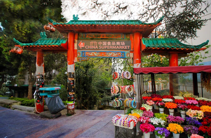 Estambul - Besiktas/Turquía 04 07 19: Entrada china del mercado, bazar, flores cerca por la entrada del mercado de China imágenes de archivo libres de regalías Estambul - Besiktas/Turquía 04 07 19: Entrada china del mercado, bazar, flores cerca por la entrada del mercado de China imágenes de archivo libres de regalías
