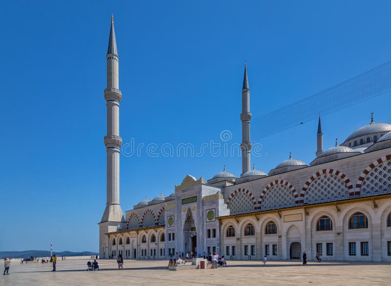 Estambul turkiye 23 de agosto de 2024 : la gran mezquita de camlica en el distrito de uskudar, estambul turkiye imagenes de archivo