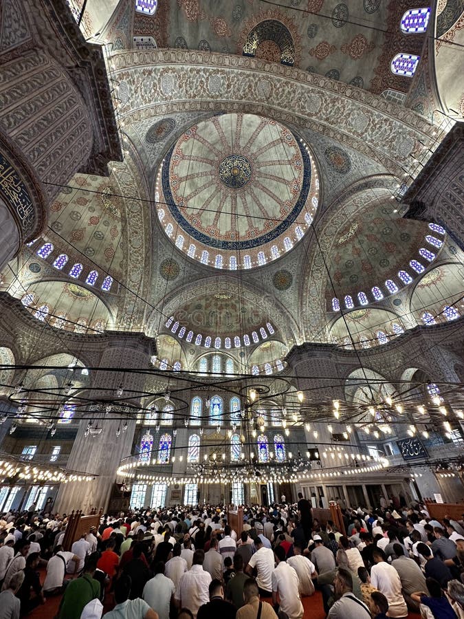 Estambul Turkiye 28 de julio de 2023 : Reunión de oración en la Mezquita Azul. Un momento poderoso de oración comunitaria dentro de la Mezquita Azul con fieles arrodillados bajo las mezquitas magnífico techo de cúpula.