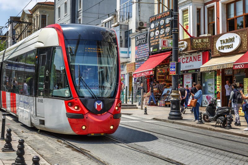 Estambul, Turquía, 24/05/2019: Tranvías en la calle de la ciudad Plaza Sultanahmet imagenes de archivo Estambul, Turquía, 24/05/2019: Tranvías en la calle de la ciudad Plaza Sultanahmet imagenes de archivo