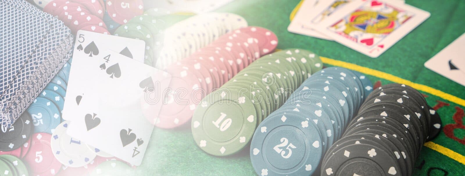 Vetores de Fichas De Cassino Moedas De Ouro Jogo De Jogo De Poker e mais  imagens de Acaso - iStock