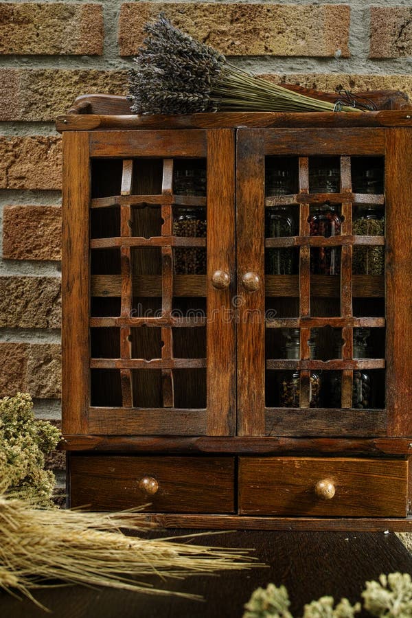 Gabinete De Madera Del Vintage Con Los Cajones Y Las Puertas Foto de