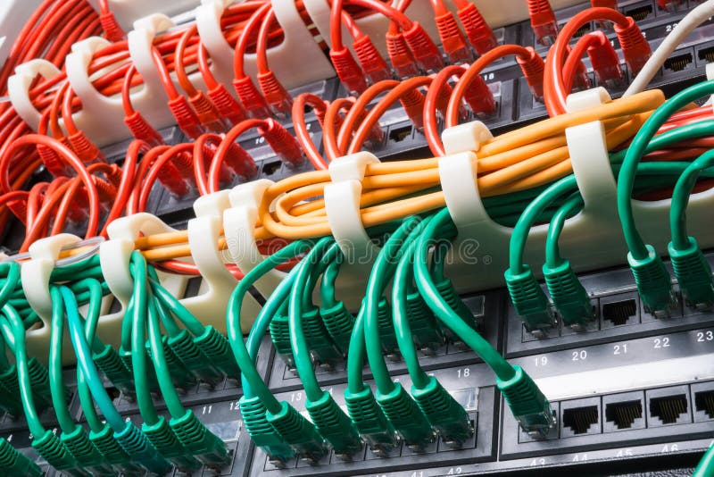 Estante del servidor con los cables rojos, amarillos y verdes imagen de archivo libre de regalías Estante del servidor con los cables rojos, amarillos y verdes imagen de archivo libre de regalías