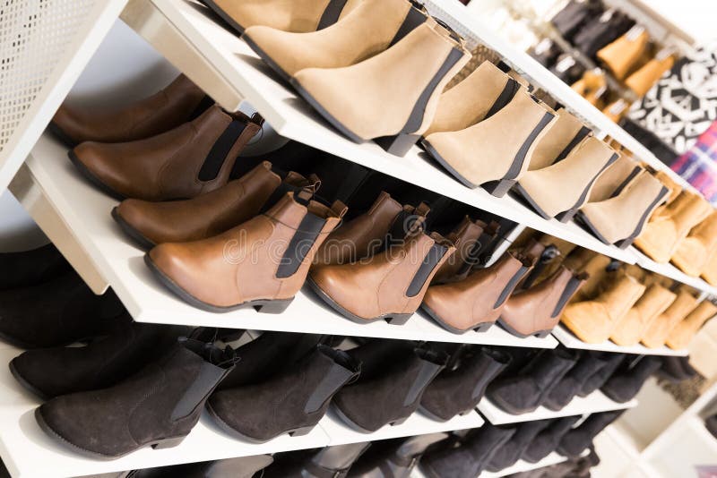 proteger Increíble Guardia Estantes Con Los Zapatos De Las Mujeres En Una Tienda Imagen de archivo -  Imagen de negro, industria: 80745409