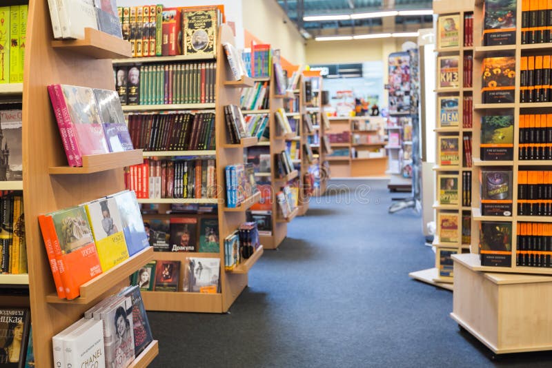 Estantes de librería de la biblioteca con los diversos libros imágenes de archivo libres de regalías Estantes de librería de la biblioteca con los diversos libros imágenes de archivo libres de regalías