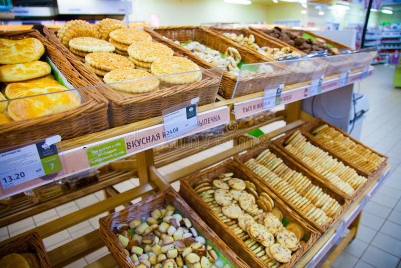 Estantes del supermercado con las galletas y los productos de la panadería fotografía de archivo Estantes del supermercado con las galletas y los productos de la panadería fotografía de archivo