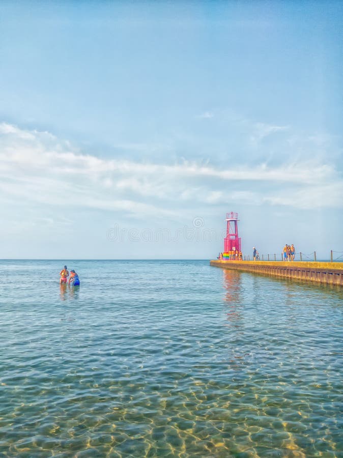 Estate alla spiaggia di Edgewater in Chicago, U.S.A. Pilastro decorato per gay pride immagini stock Estate alla spiaggia di Edgewater in Chicago, U.S.A. Pilastro decorato per gay pride immagini stock