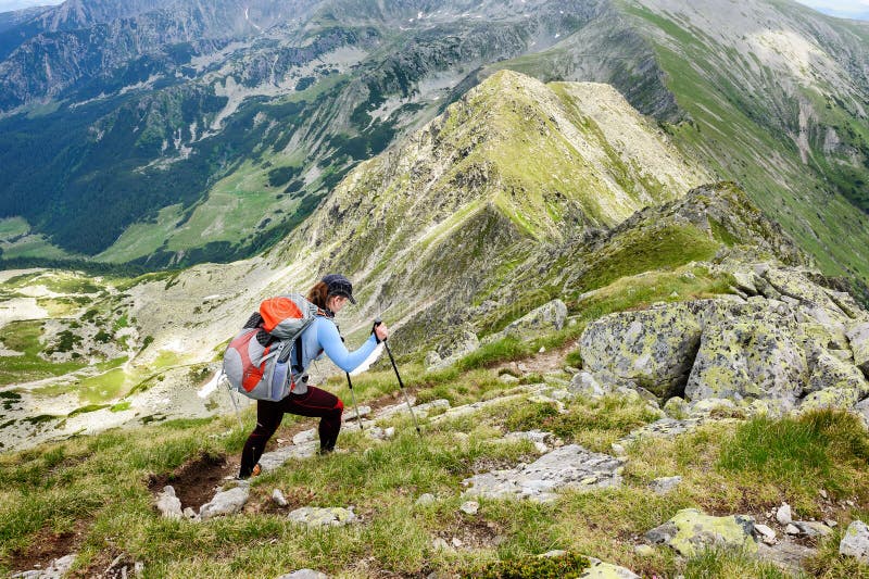 Estate che fa un'escursione nelle montagne immagini stock libere da diritti Estate che fa un'escursione nelle montagne immagini stock libere da diritti