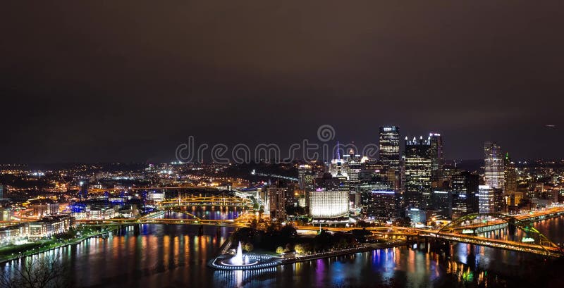 Estate che uguaglia panorama di Pittsburgh del centro, Pensilvania fotografia stock libera da diritti Estate che uguaglia panorama di Pittsburgh del centro, Pensilvania fotografia stock libera da diritti
